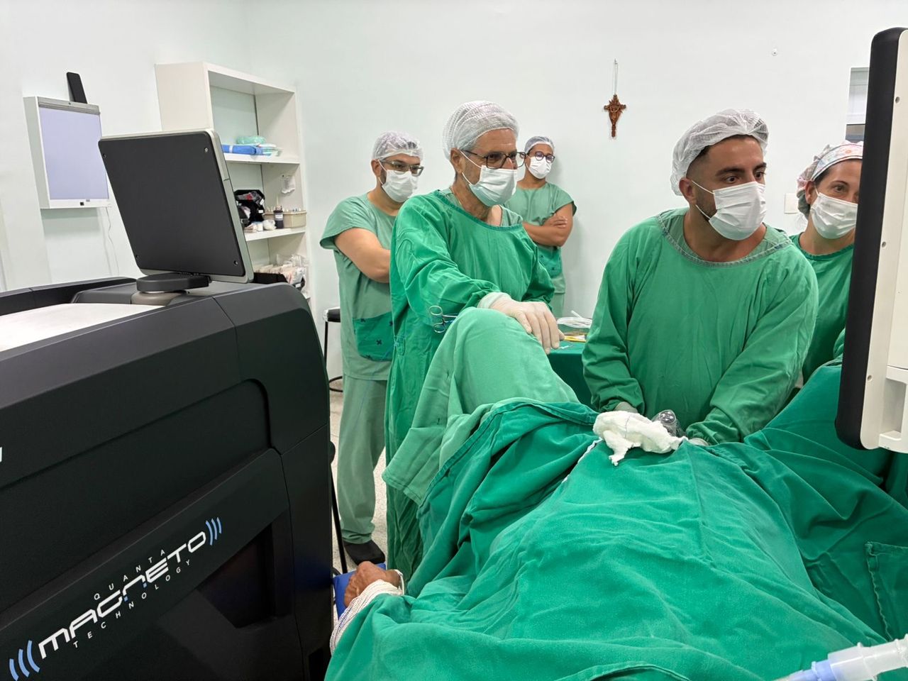 Monitor endoscópico exibindo enucleação prostática a laser em tempo real
