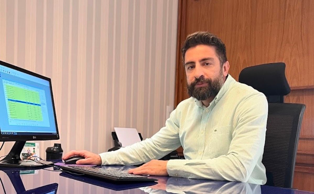 Cirurgião experiente orientando médico mais jovem em corredor hospitalar